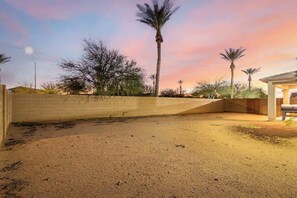 Property grounds - Stylish Home with Outdoor BBQ & Desert Vibes (Casa Grande)