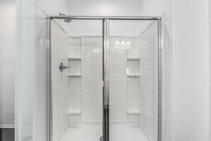 Shower, hair dryer, towels, shampoo - Stylish Home with Outdoor BBQ & Desert Vibes (Casa Grande)
