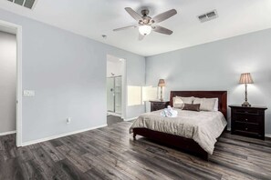 3 bedrooms, iron/ironing board, WiFi, bed sheets - Stylish Home with Outdoor BBQ & Desert Vibes (Casa Grande)