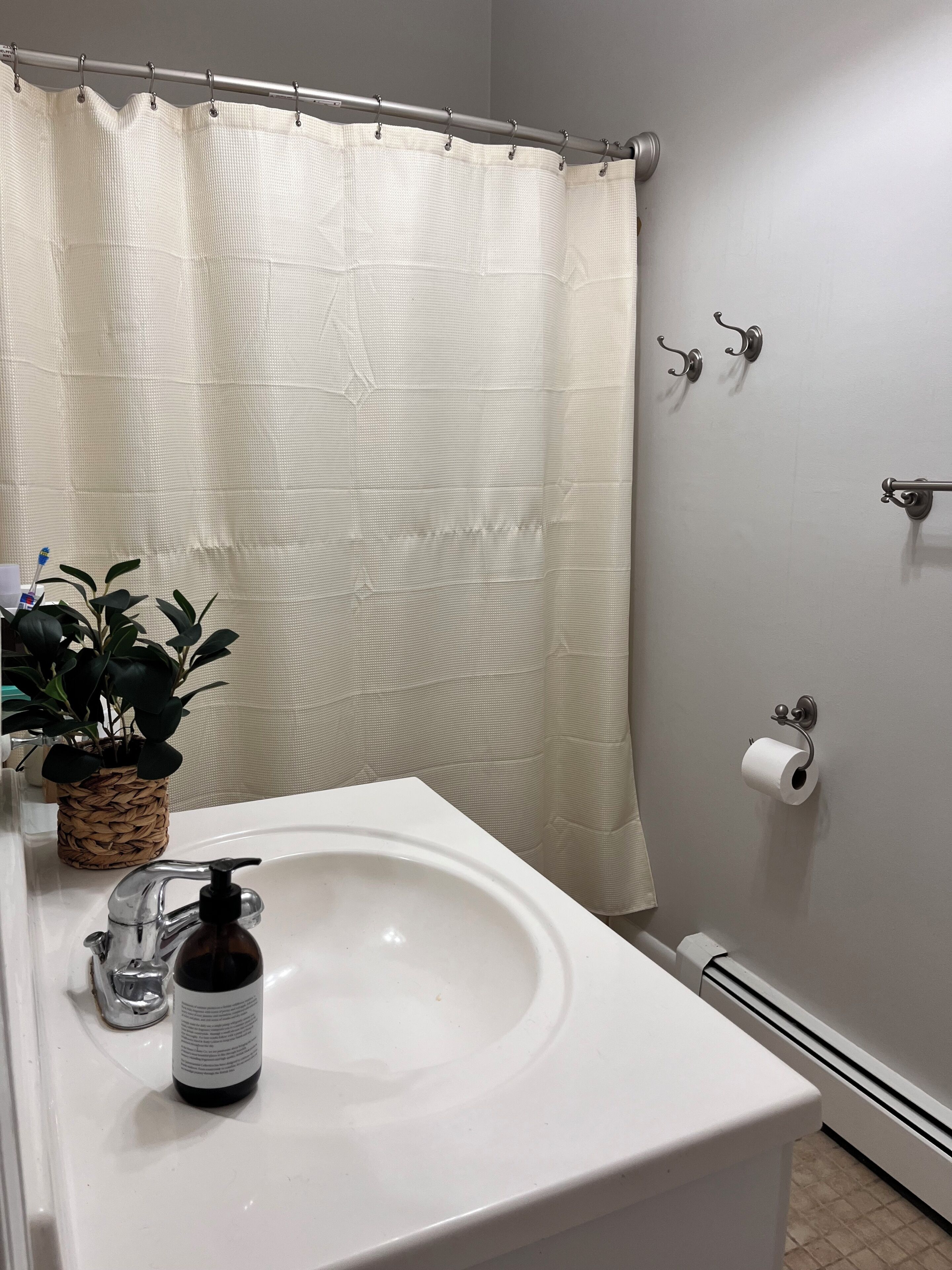 Serviettes fournies, savon, papier toilette