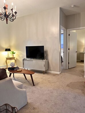 Smart TV - 2 bedroom apartment- in the Heart of Sandwich Village (Sandwich)