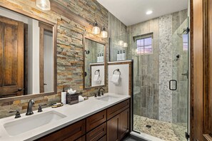 Shower, hair dryer, towels, shampoo - 3BR Golf, Mtn View, Chefs Kitch, Hike Bike Spa Golf (Cle Elum)
