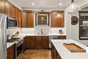 Fridge, microwave, oven, stovetop - 3BR Golf, Mtn View, Chefs Kitch, Hike Bike Spa Golf (Cle Elum)