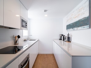 Kühlschrank, Mikrowelle, Ofen, Geschirrspüler