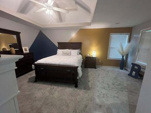 Iron/ironing board, WiFi, bed sheets - World Cup Group Home~KC Stay+Play Experience~Sleeps 8! (Kansas City)