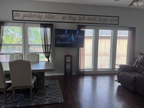Living area - World Cup Group Home~KC Stay+Play Experience~Sleeps 8! (Kansas City)