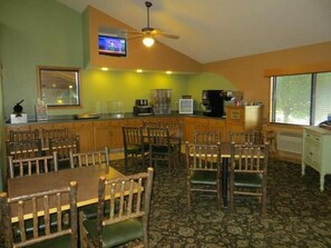 Breakfast area - Super Davneport Inn & Suite (davenport)