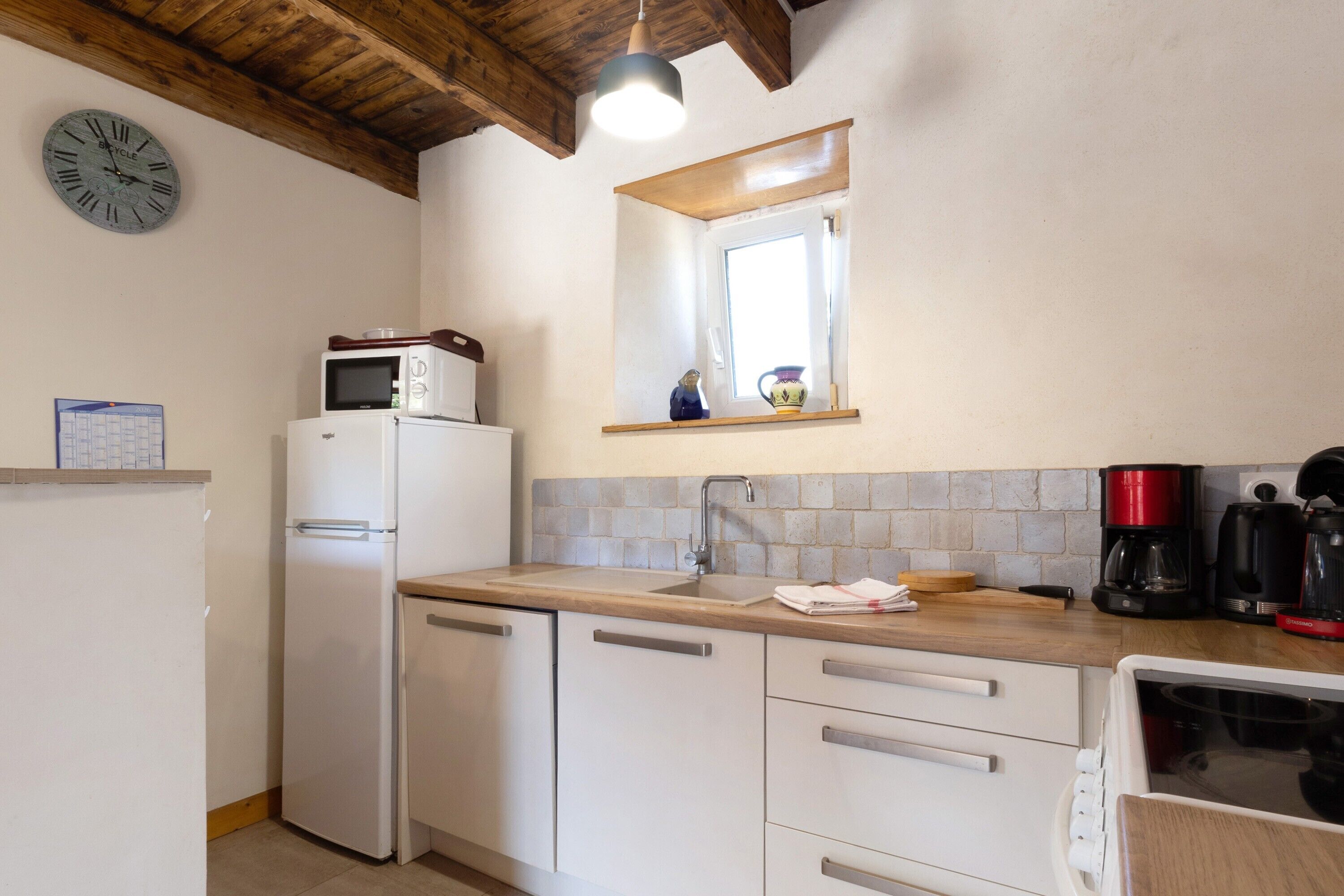 Wasserkocher mit Kaffee-/Teezubehör, Kühlschrank, Mikrowelle, Ofen
