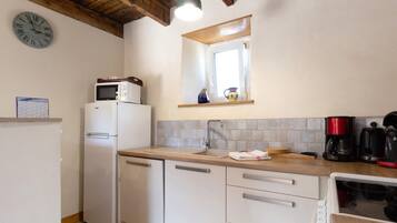 Wasserkocher mit Kaffee-/Teezubehör, Kühlschrank, Mikrowelle, Ofen