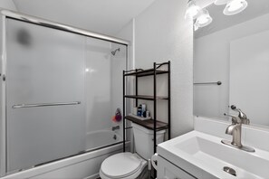 Towels, soap, shampoo, toilet paper - Quiet Gresham Home – Columbia Gorge & Mt Hood (Gresham)