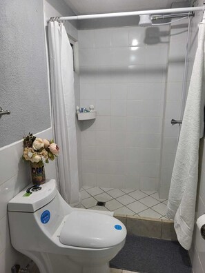 Douche, sĂšche-cheveux, serviettes fournies, savon