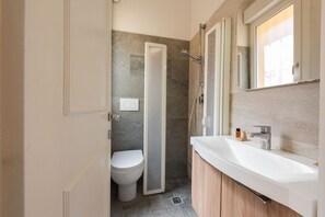 Shower, bidet, towels, shampoo - Vettori Hideaway by MMega Homes and Villas (Florence)