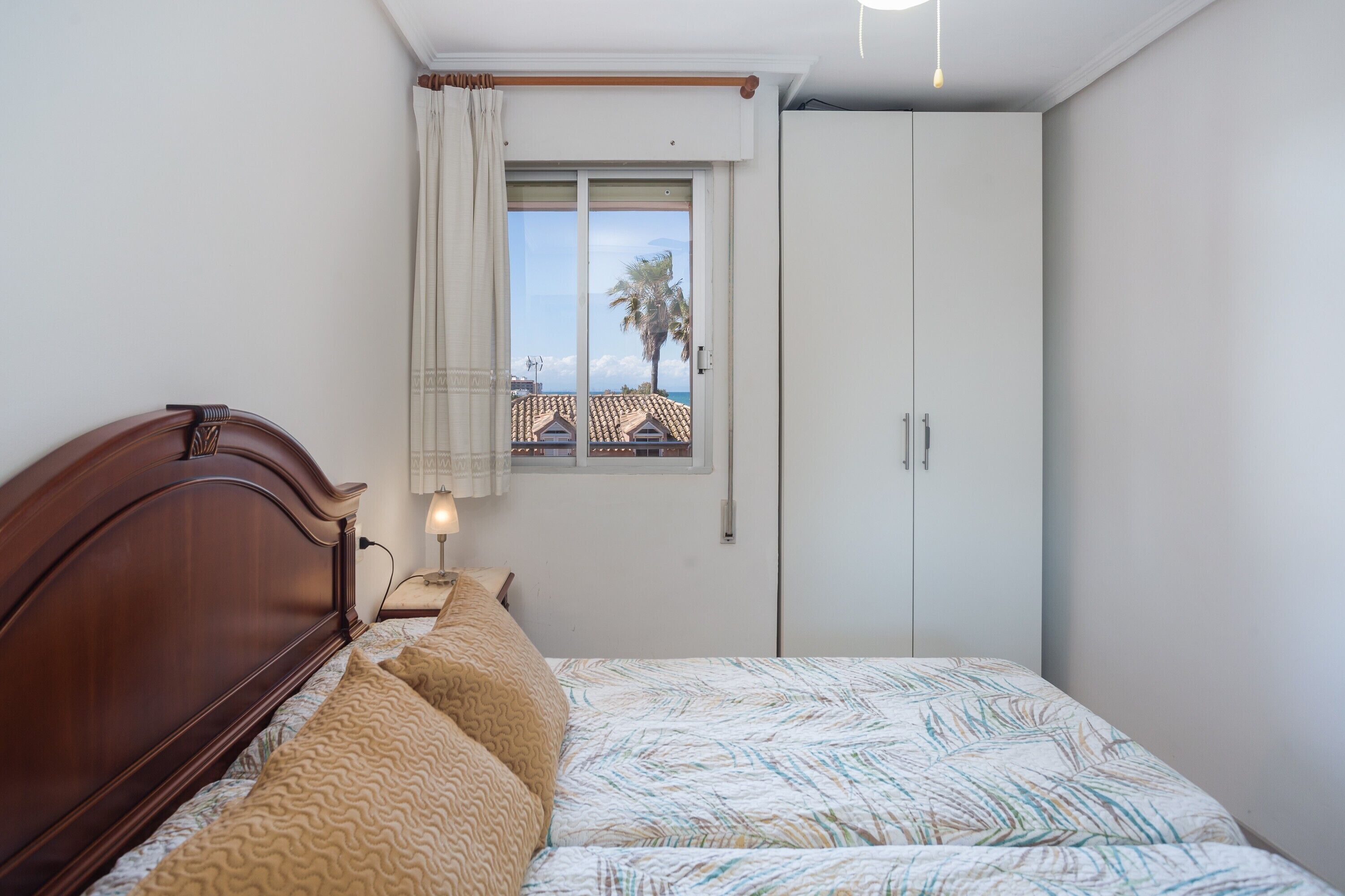 Tabla de planchar con plancha, wifi, ropa de cama