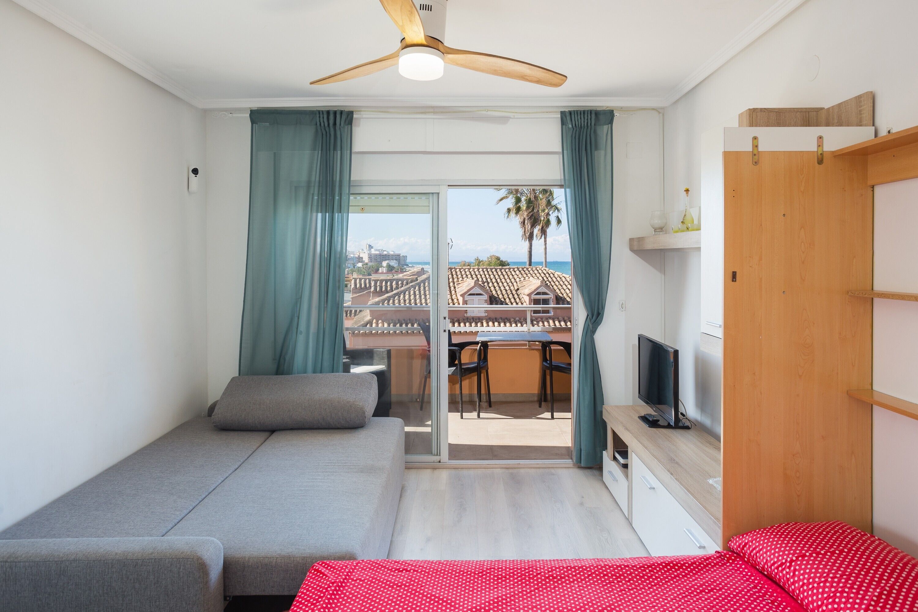 Tabla de planchar con plancha, wifi y ropa de cama 
