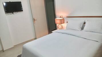 3 bedrooms, iron/ironing board, Internet, bed sheets