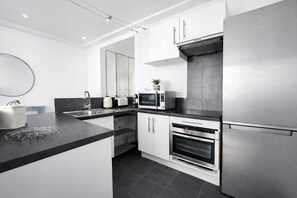 Apartment | Private kitchen | Fridge, oven, stovetop, cookware/dishes/utensils - Magnifique 1 Chambre a Neuilly-sur-Seine (Neuilly-sur-Seine)