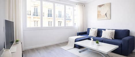 Apartment | Living area | Flat-screen TV