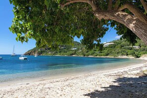 On the beach - Beachfront Villa | Ocean Views | Kayaks & SUPs (Cruz Bay)