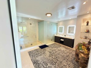 Shower, hair dryer, towels, shampoo - Beachfront Villa | Ocean Views | Kayaks & SUPs (Cruz Bay)