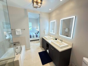 Shower, hair dryer, towels, shampoo - Beachfront Villa | Ocean Views | Kayaks & SUPs (Cruz Bay)