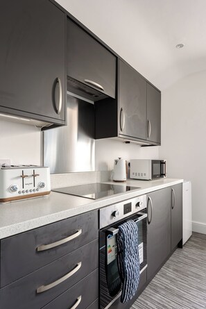 Kühlschrank, Mikrowelle, Wasserkocher, Toaster