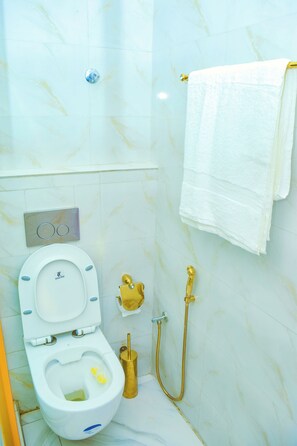 Shower, hair dryer, towels, soap - Shore Breeze Homes (Lekki)