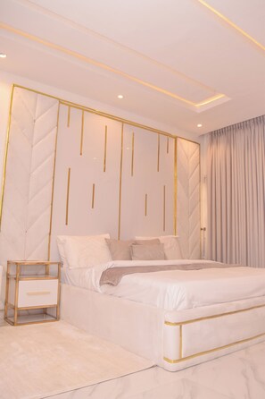 Tabla de planchar con plancha, wifi y ropa de cama 