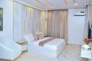 Tabla de planchar con plancha, wifi y ropa de cama 