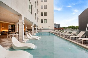 Outdoor pool - 2-bedroom Upscale Hotel Condominium in Music Row Nashville! (Nashville)