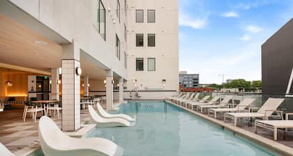 2-bedroom Upscale Hotel Condominium in Music Row Nashville!