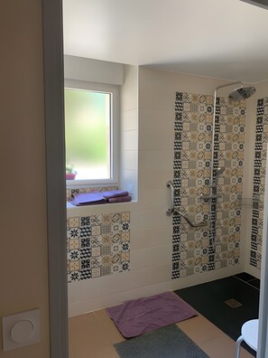 Dusche, Haartrockner, Handtücher