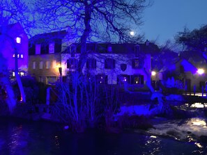 Ein Gebäude mit vielen Fenstern und einem erkennbaren Eingang.