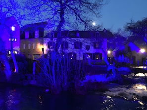 En byggnad med flera fönster och en tydligt markerad entré.