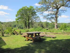 Outdoor dining - Apartment 'Ty Sterenn' with Private Garden, Wi-Fi and Air Conditioning (Bannalec)
