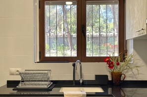 Refrigerador, microondas, horno y cafetera y tetera 