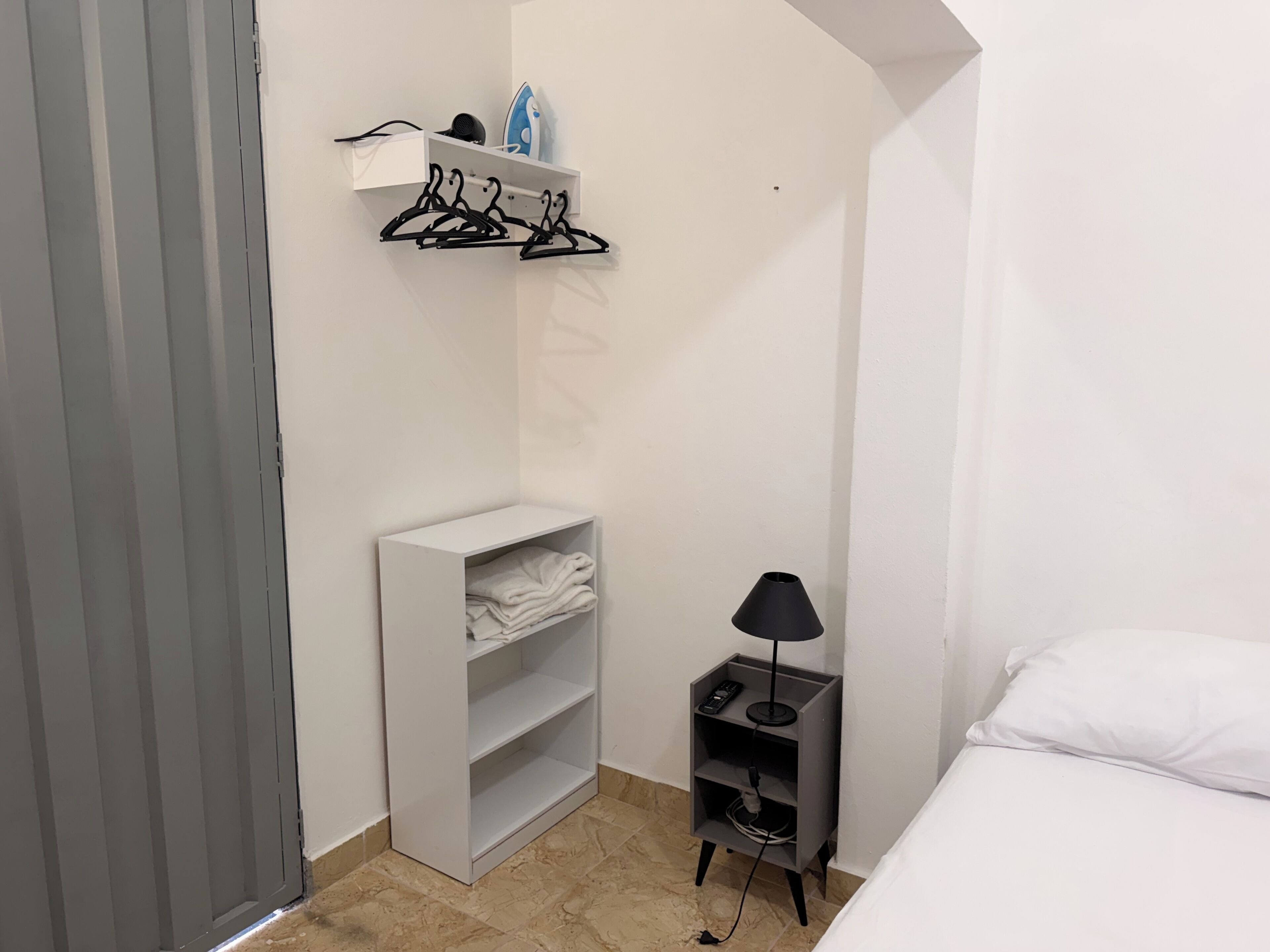 1 habitación, tabla de planchar con plancha, wifi y ropa de cama 