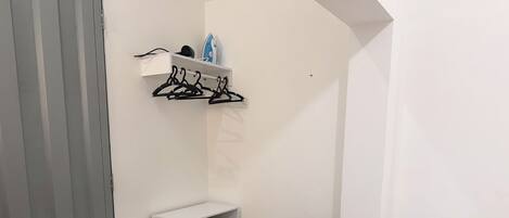 1 habitación, tabla de planchar con plancha, wifi y ropa de cama