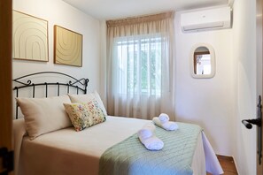 2 bedrooms, iron/ironing board, WiFi, bed sheets