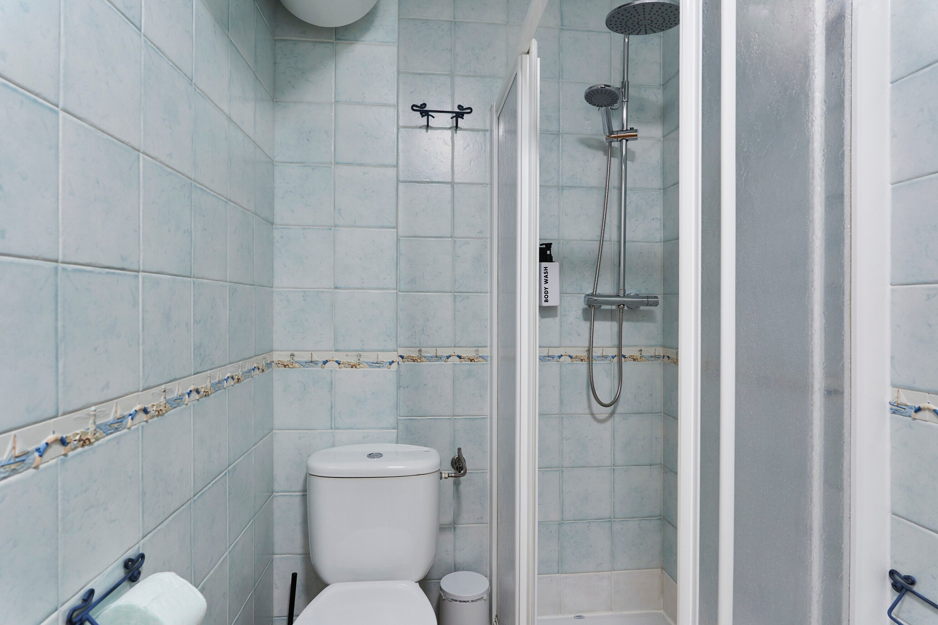 Ein Badezimmer mit Toilette, Dusche und Waschbecken.