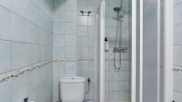 Ein Badezimmer mit Toilette, Dusche und Waschbecken.