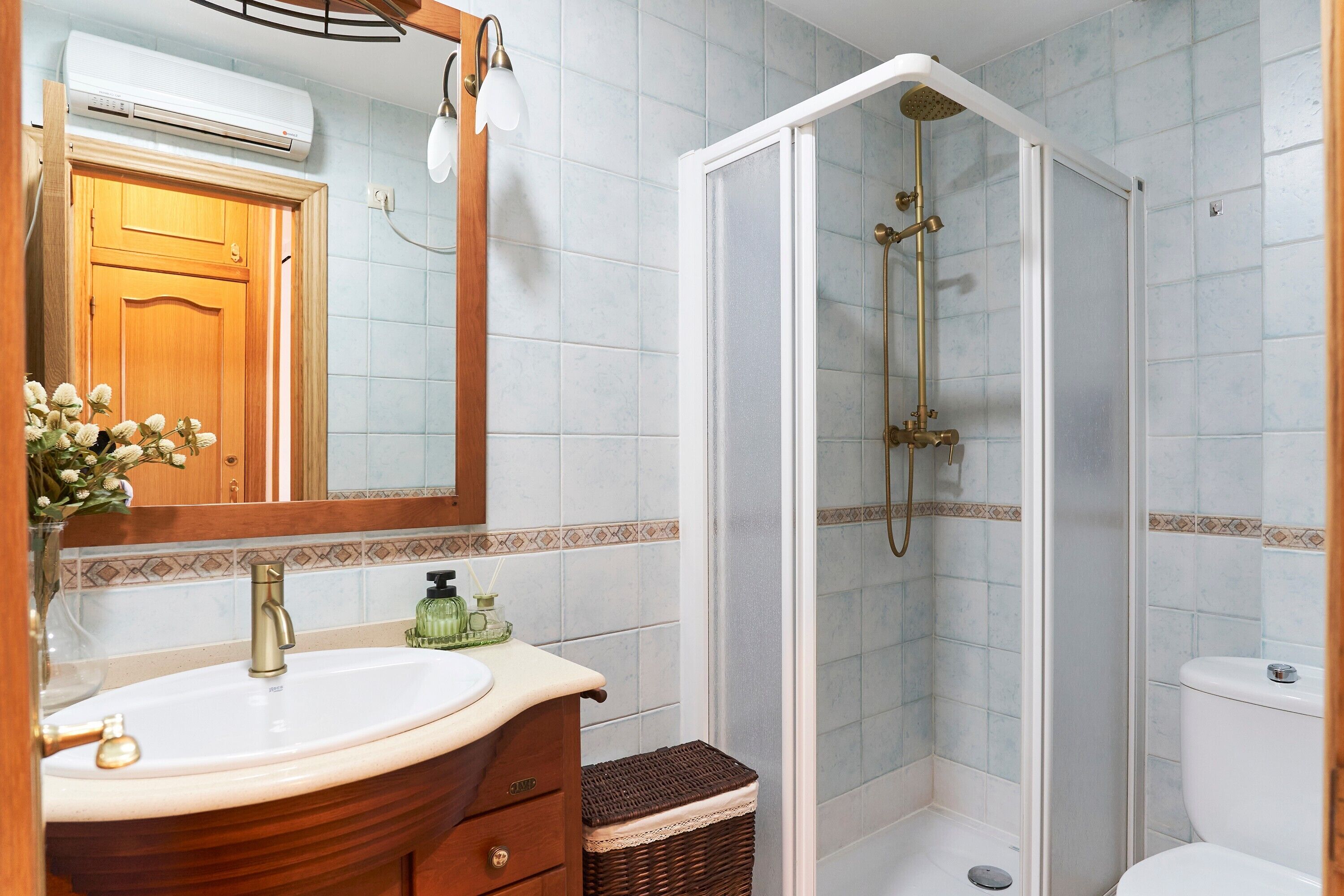 Een douche, een haardroger, handdoeken