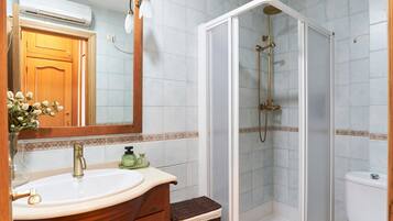 Een douche, een haardroger, handdoeken