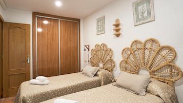 2 bedrooms, iron/ironing board, WiFi, bed sheets