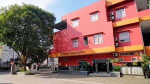 A red building with a sign reading 'Wisma Faeyza Syakira.' - Hotel O near Palembang Square Mall formerly Wisma Faeyza Syakira (Palembang)