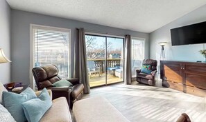 TV - Charming 1BR Condo - Top Floor - LAKE VIEW (Village of Four Seasons)