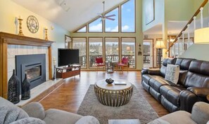 TV, fireplace - Serene 4BR Lake House - LAKE VIEW - Gravois Mills (Gravois Mills)