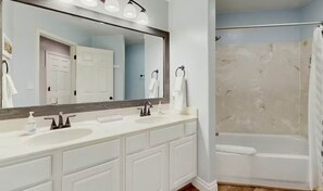 Shower, hair dryer, towels - Bright 3BR Condo - LAKE VIEW - Lake Ozark (Lake Ozark)