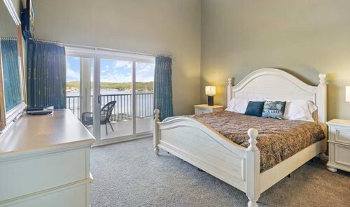 Bright 4BR Condo - Lake View - Water Front pool