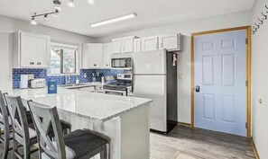 Fridge, microwave, oven, stovetop - LAKE VIEW - 2BR Condo - Modern Luxury, Lake Ozark (Lake Ozark)