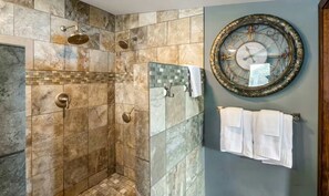 Shower, hair dryer, towels - Rustic 3BR Lake House - LAKE VIEW - Lake Ozark (Lake Ozark)